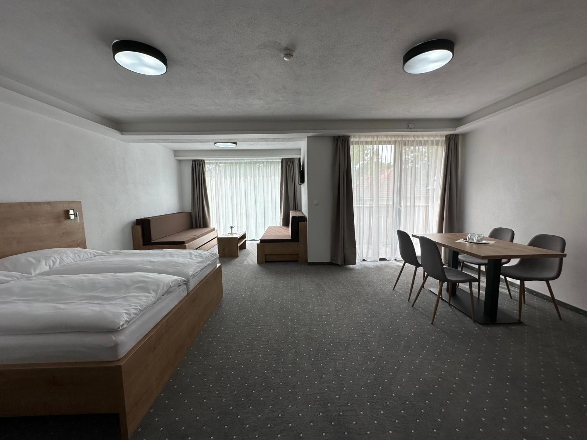 Hotel Berg Liptov Liptovský Mikuláš Exterior foto